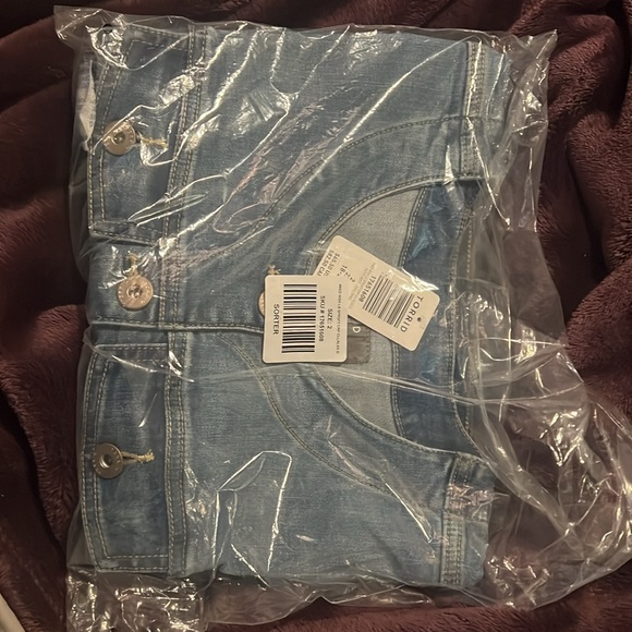 New Torrid cropped denim jacket, size 2 - Picture 5 of 5